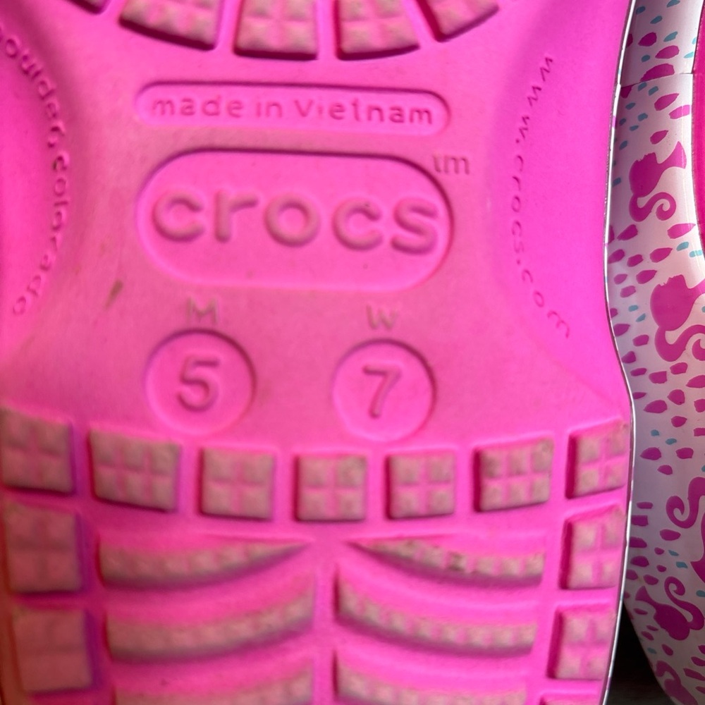 Womens 7 / Mens 5 Crocs Barbie Classic Clog Pink And White With Charms - Picture 8 of 9